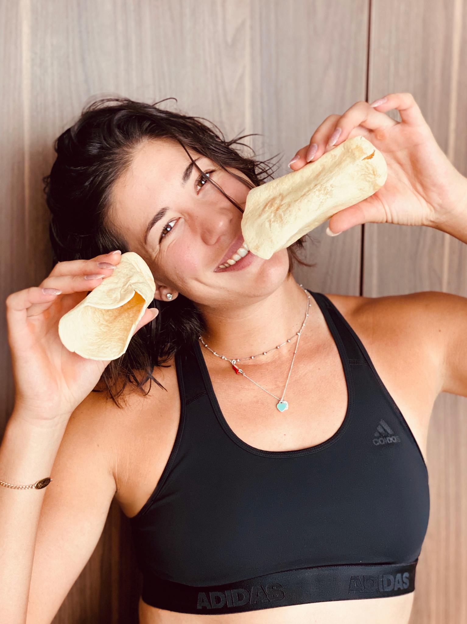 Garbine Muguruza holding two tortilla pockets